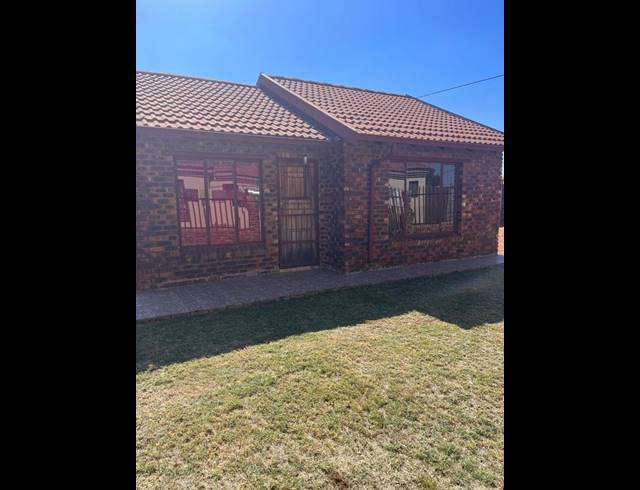 2 BEDROOM HOUSE FOR SALE IN MMABATHO 15